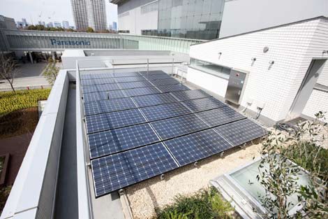 Paneles solares en el techo de la casa Eco Ideas House Panasonic.