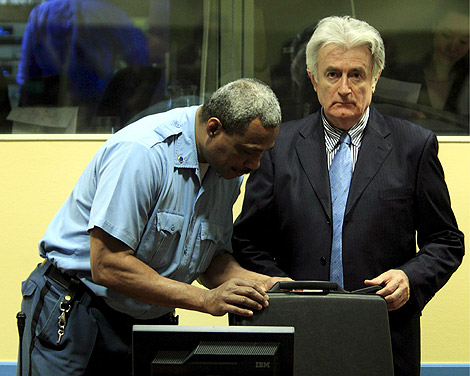 Imagen de archivo de Karadzic ante el TPIY. | Efe