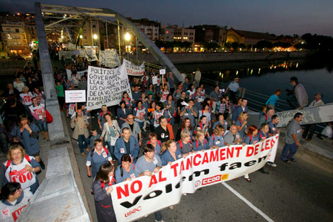Un millar de personas se manifiestan contra el cierre de la fábrica ...