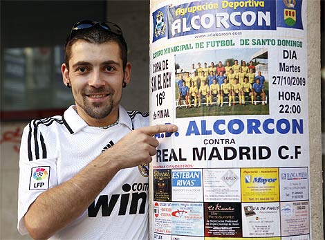 Flix, un hincha del Alcorcn, pero tambin del Real Madrid, ayer. (Enrquez)
