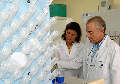 El catedrtico Rafael Forteza y la doctora Maite Oms en uno de los laboratorios del departamento de Qumica. | UIB