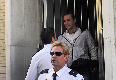 J. M. B. llora a la salida de los juzgados antes de su traslado a la crcel. | Antonio Luis Delgado