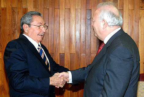 El presidente cubano, Ral Castro, con el ministro espaol Miguel ngel Moratinos. | Efe