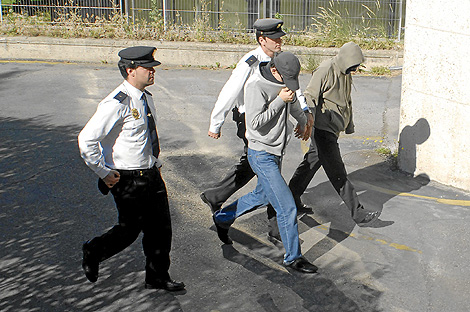 Dos de los condenados cuando fueron detenidos, en 2005. | Bernardo Daz