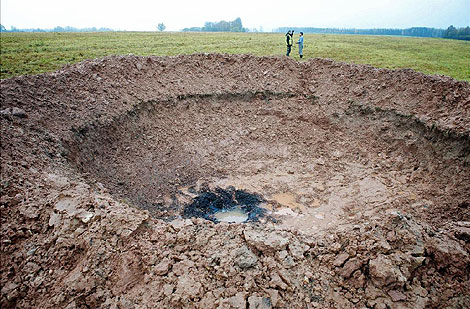 El agujero del supuesto meteorito 'cado' en Letonia, en realidad una campaa. (Foto: AFP)