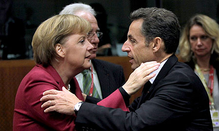 Merkel saluda a Sarkozy durante la reunión de los jefes de Estado de la UE. | Efe