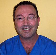 El odontlogo voluntario Carlos Baber.
