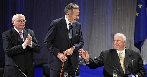 Mijal Gorbachov, George Bush y Helmut Kohl, de izda. a dcha. en la ceremonia de conmemoracin del 20 aniversario de la cada del Muro de Berln. | EFE