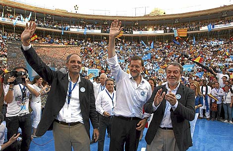 Camps y Rajoy, junto a Mayor Oreja en un mitin en Valencia. | V. Bosch