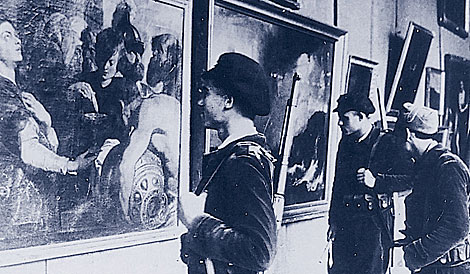 Milicianos ante el lienzo 'Artemisa' en la exposición en Valencia en 1937. | IPCE