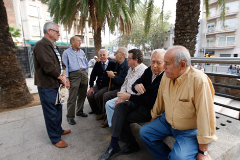Un grupo de vecinos conversa en Santa Coloma. | Antonio Moreno