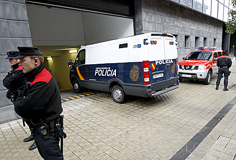Llegada del furgn policial con el acusado del asesinato, Jos Diego Yllanes. | Efe