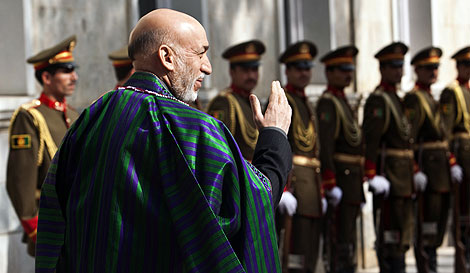 Hamid Karzai, antes de reunirse con el secretario general de la ONU, Ban Ki-moon. | Reuters