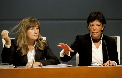 Isabel Cela , junto a Antonia Ocariz, durante la comparecencia de prensa. | Justy