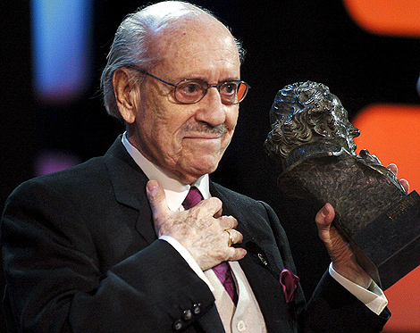 El actor recibe el Goya a toda su carrera en 2005. | Efe