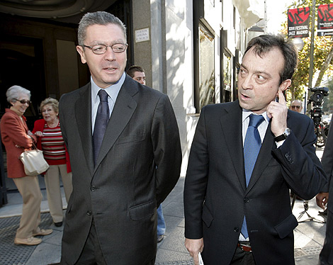 El alcalde, Alberto Ruiz Gallardn y Manuel Cobo. | Efe