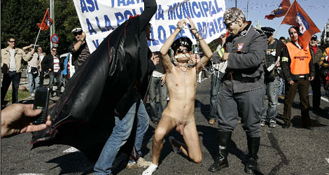 Uno de los manifestantes se desnud durante la protesta. | Diego Sinova