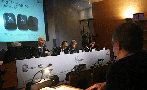 De izquierda a derecha, Vctor de la Serna, David Dadge, Robert Mnard, Alberto F. Ravell y Zho Jing durante la apertura del seminario, ayer, en la sede de Unidad Editorial. (Foto: J. Aym).