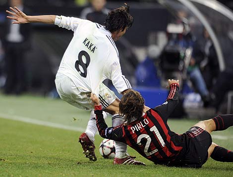 Andrea Pirlo (Milan) agarra a Kaka (Real Madrid) durante el partido. | Afp
