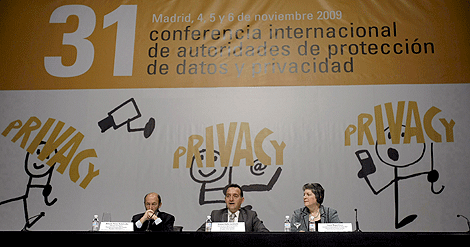 Rubalcaba, Rallo y Napolitano, durante la conferencia. | Efe