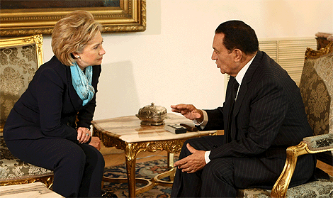 Hillary Clinton conversa con Hosni Mubarak. | Efe