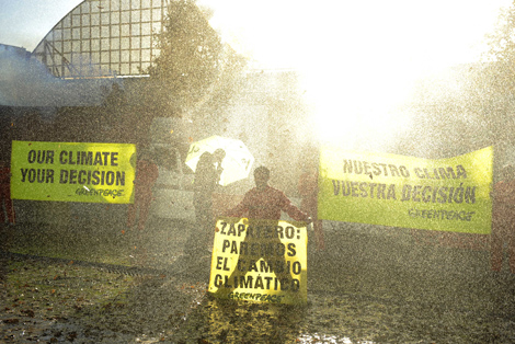 Activistas de Greenpeace han simulado una tormenta a la entrada de la reunin. | Greenpeace.