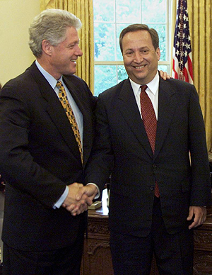 Larry Summers con el ex-presidente Bill Clinton. | AGENCIA REUTER.