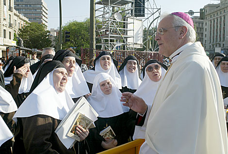 Amigo dialoga con las hermanas de la Cruz, en la canonizacin de Sor ngela. | A. C.