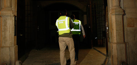 Dos agentes de la Guardia Civil accediendo al inmueble. | Jordi Avellà