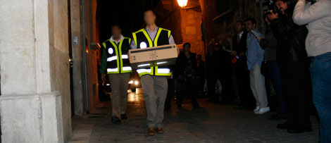 Dos agentes transportan cajas del registro de Palma. | Jordi Avell
