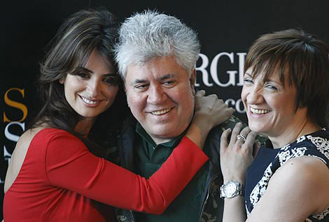 Pedro Almodvar, con Penlope Cruz y Blanca Portillo. | Foto: AP