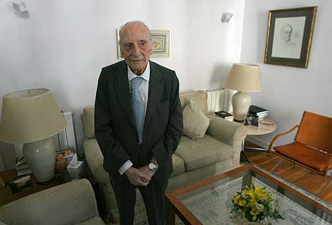 El escritor Francisco Ayala, en su casa de Madrid. | Afp