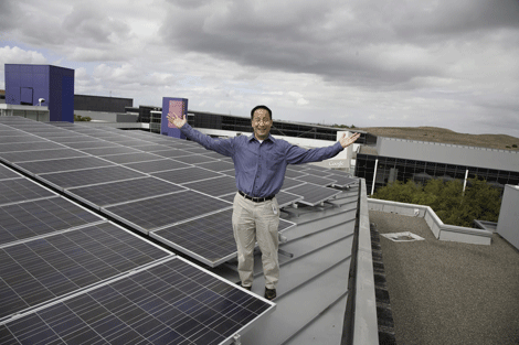 El ingenerio Ed Lu, en el tejado fotovoltaico del edificio de Goobgle.| Isaac Hernndez