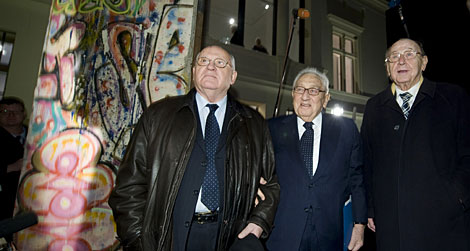 El ex presidente sovitico Gorbachov, el ex secretario de Estado de EEUU Kissinger y el ex ministro de Exteriores alemn Genscher, hoy en Berln.| Afp