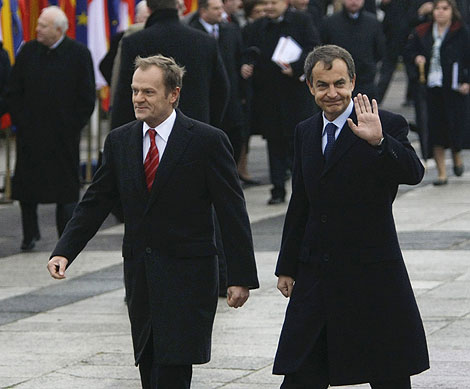 Zapatero, con su homlogo polaco, Donald Tusk. | Reuters