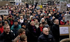 Una multitud de islandeses protesta ante su parlamento contra la crisis bancaria. / AP