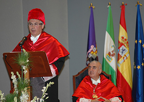 El ya doctorado Baltasar Garzn se dirige a los presentes. | Manuel Cuevas