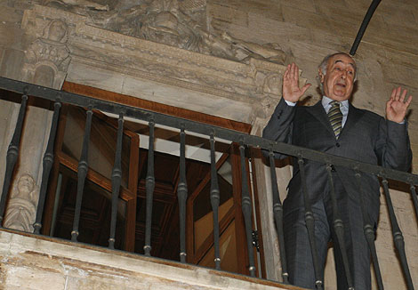 Rafael Perera, abogado de Matas, en el balcn del 'palacete' durante el registro. |Jordi Avell
