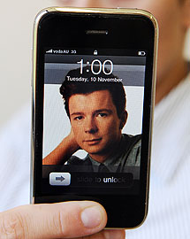 Rick Astley, en un iPhone infectado. | Afp