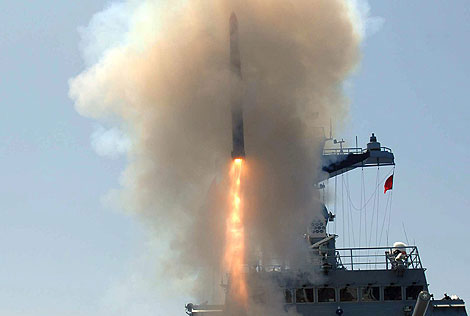 Una embarcacin lanza un misil torpedo en un enfrentamiento similar el pasado mes de junio.| Efe