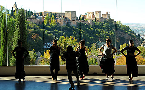 Alumnos de la escuela bailan con la Alhambra al fondo. | Jess G. Hinchado