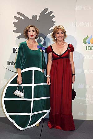 gatha Ruiz de la Prada y Esperanza Aguirre en los Premios de Periodismo de El Mundo. (Foto: Diego Sinova)