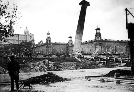 Las columnas, ante el Palau Nacional, cuando fueron retiradas en 1928. | ELMUNDO.es