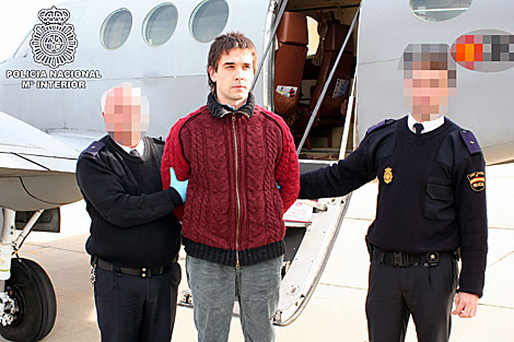 Dos agentes trasladan a Asier Arzalluz a su llegada a Madrid. | Polica Nacional