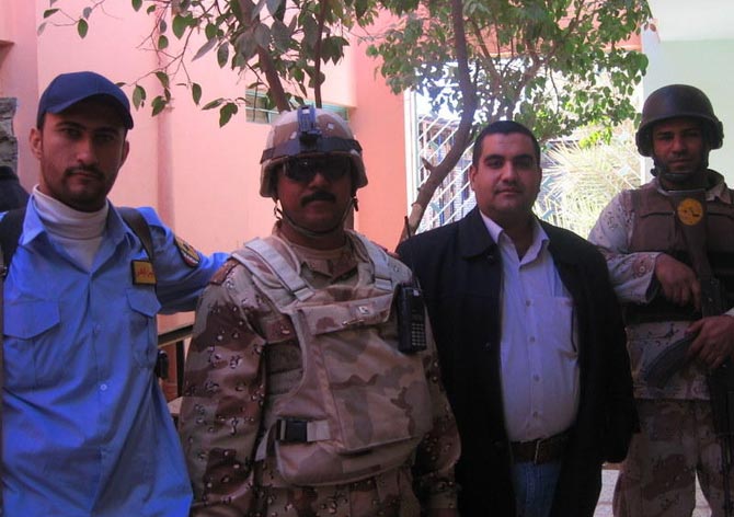 Abu Ibrahim, con chaqueta, posaba con fuerzas americanas e iraques en Amiriya en diciembre de 2007.| Mnica G. Prieto