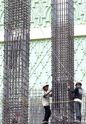 Obreros trabajando en una construccin de un edificio en Yakarta, Indonesia | Efe