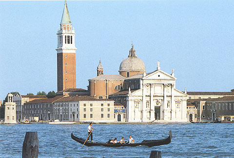 Una gndola en un canal de Venecia, en el norte de Italia.