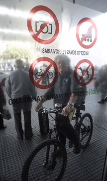 Cartel que prohíbe las bicicletas en María Zambrano | J.Domínguez
