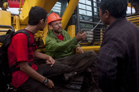 Pablo Mndez encadenado a una excavadora de la compaa papelera. | Greenpeace.