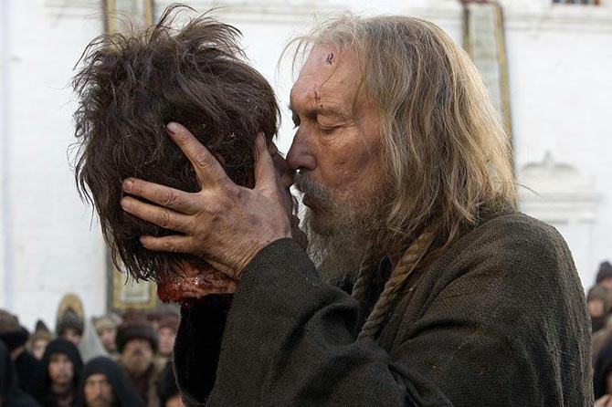 Fotograma de la película 'Zar' en la que el metropolita Filipp sostiene la cabeza de su sobrino recién decapitado.